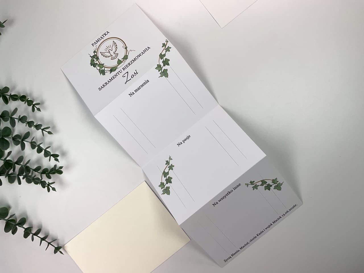 Rozkładana pamiątka bierzmowania z personalizacją i zielonymi gałązkami bluszczu.