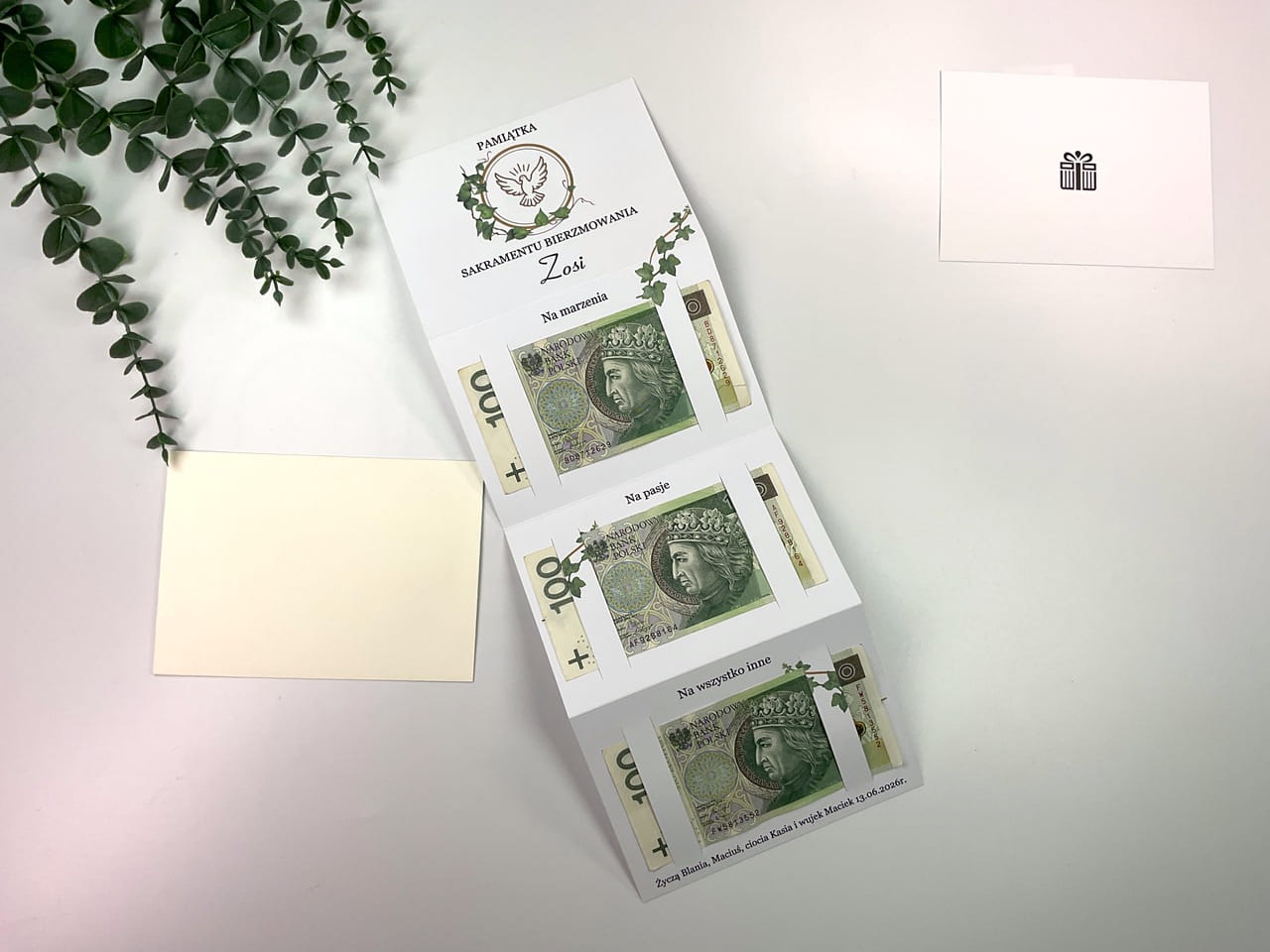 Personalizowana kartka na bierzmowanie harmonijka z motywem gołębicy.