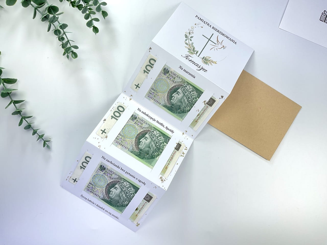 Personalizowana kartka na bierzmowanie harmonijka z krzyżem i gołębicą.
