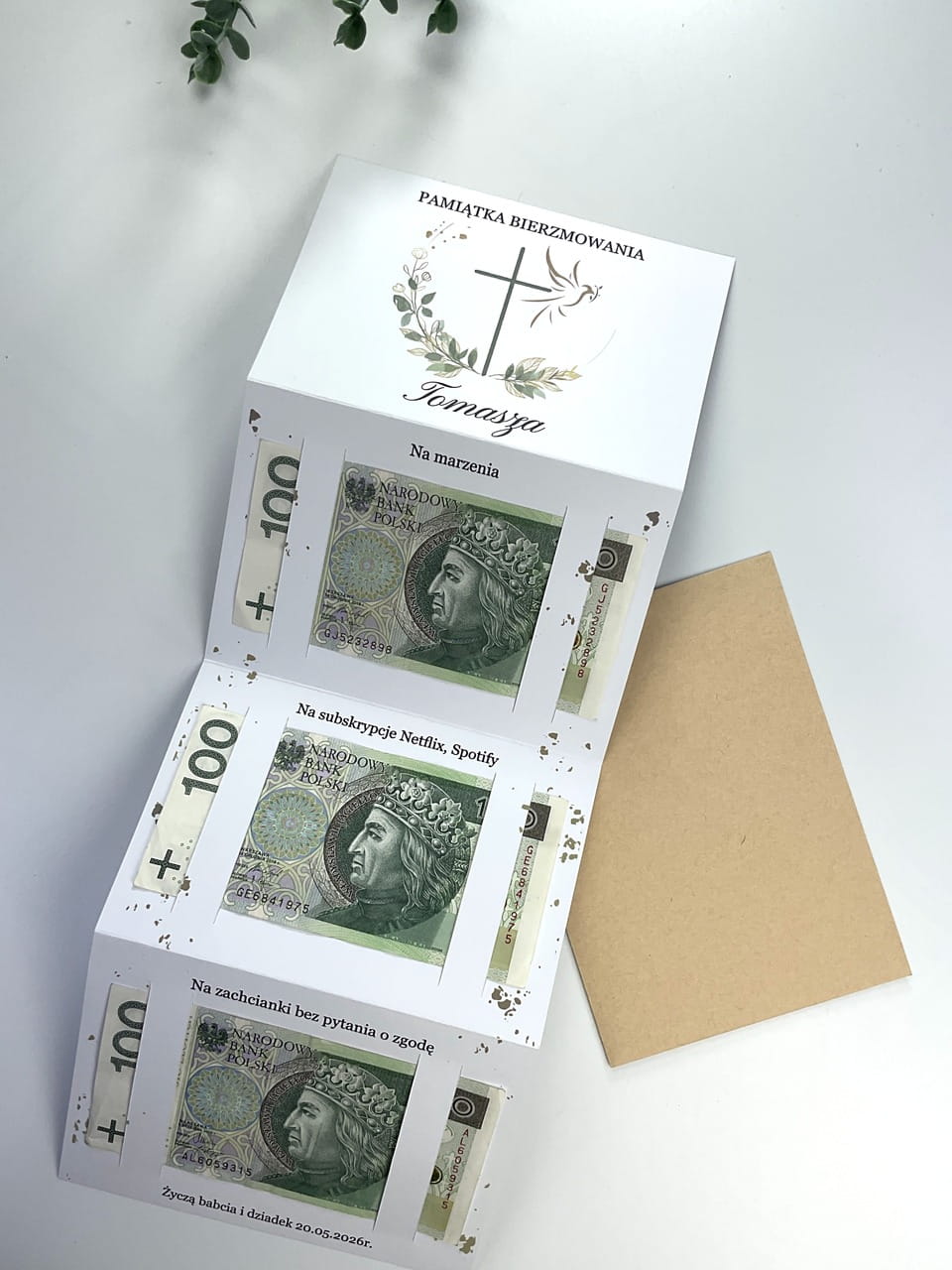 Nowoczesna pamiątka sakramentu bierzmowania z motywem eukaliptusa harmonijka do personalizowanego boxu.