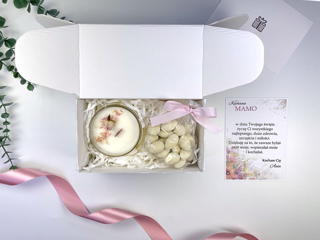 Prezent na Dzień Mamy ze świecą sojową i migdałami w białej czekoladzie w białym boxie.