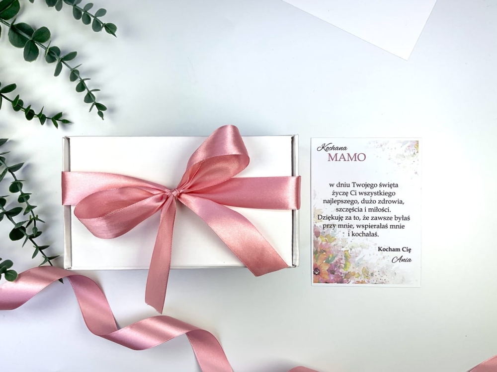 =Jak zapakować świecę na Dzień Mamy? Wybierz nasz personalizowany zestaw z kartką i wstążką.