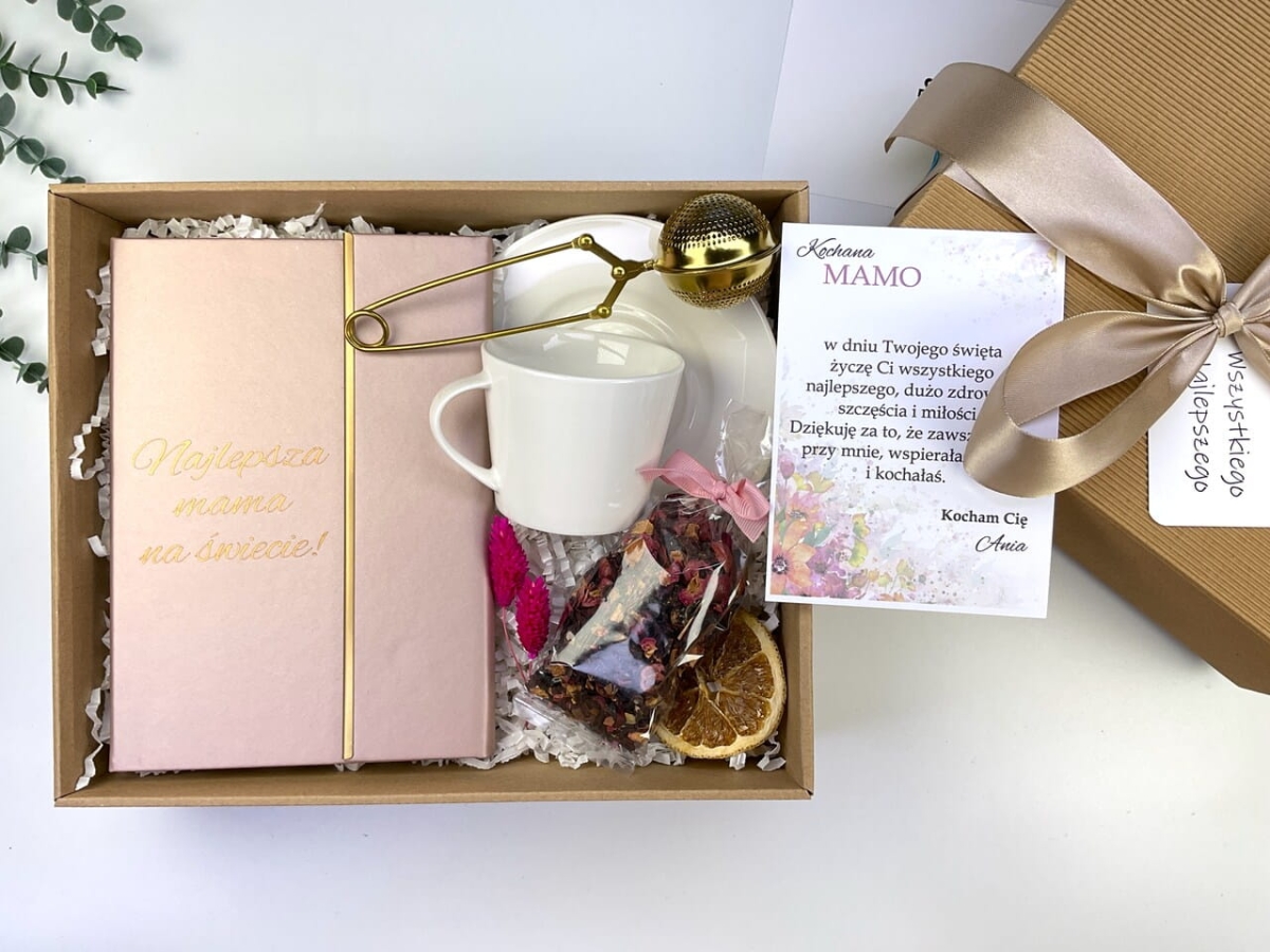 Notes z indywidualną dedykacją dla mamy obok personalizowanej kartki z życzeniami wewnątrz ekologicznego boxu upominkowego.