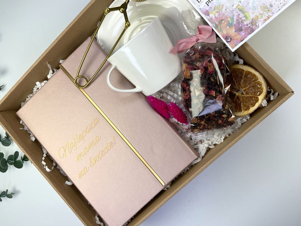 Jak zapakować personalizowany notes na prezent? Wybierz nasz elegancki box ryflowany z porcelaną, herbatą i suszonym dmuszkiem.
