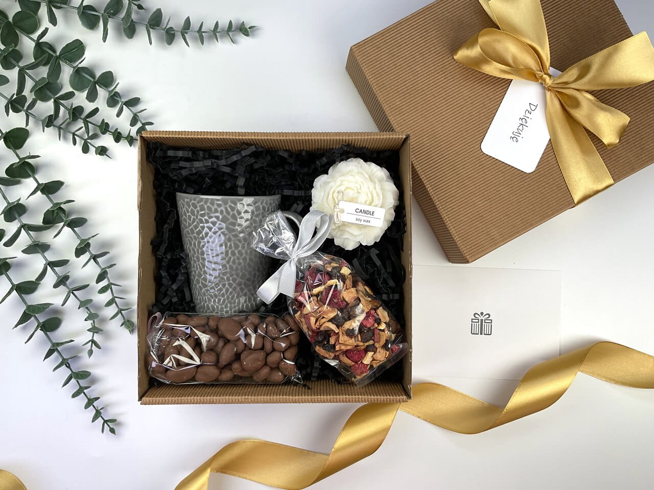 zestaw box prezentowy na dzień nauczyciela imieniny lub urodziny który zawiera szary nowoczesny kubek, ręcznie robioną naturalną świecę sojową, orzechy w mlecznej czekoladzie, herbatę z różą i lawendą