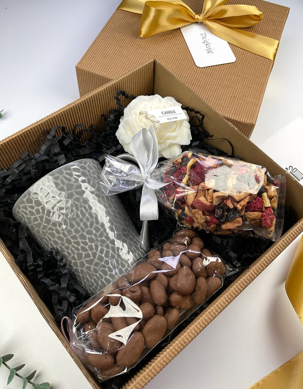 zestaw box prezentowy na dzień nauczyciela imieniny lub urodziny który zawiera szary nowoczesny kubek, ręcznie robioną naturalną świecę sojową, orzechy w mlecznej czekoladzie, herbatę z różą i lawendą