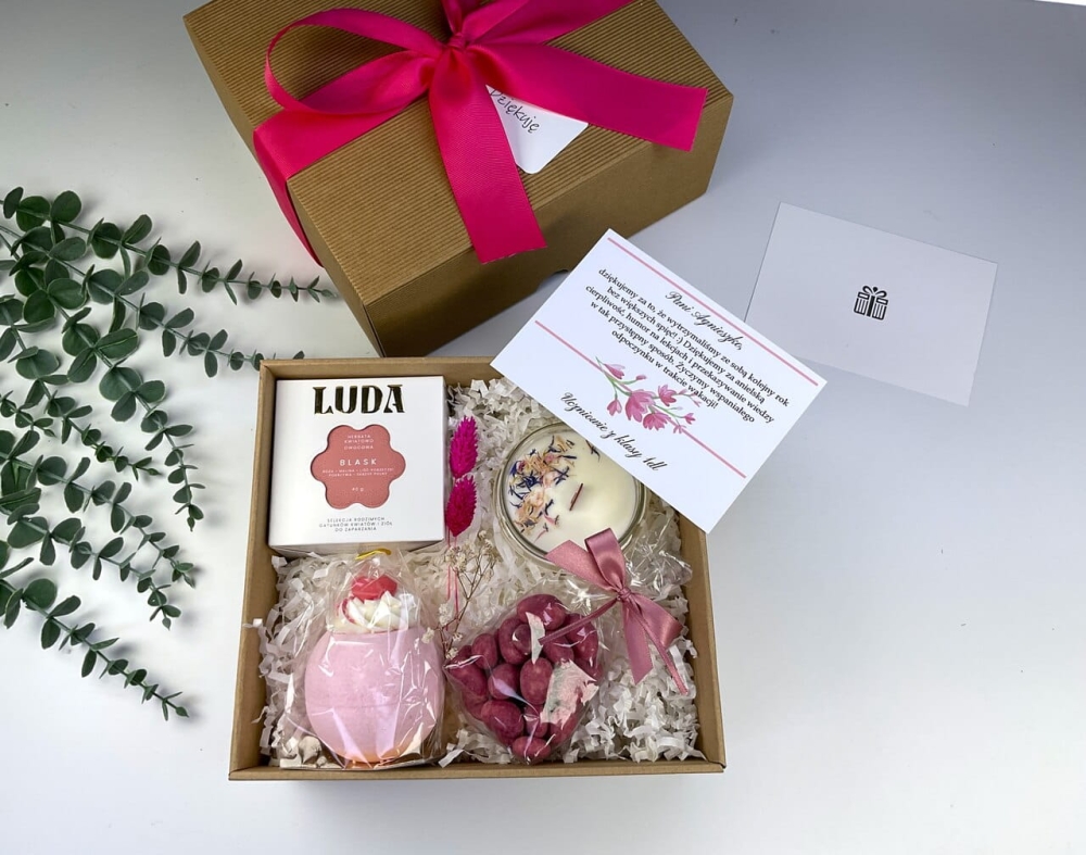 Jak zapakować elegancki prezent dla mamy? Wybierz nasz ryflowany box z fuksjową kokardą, herbatą premium i słodyczami.