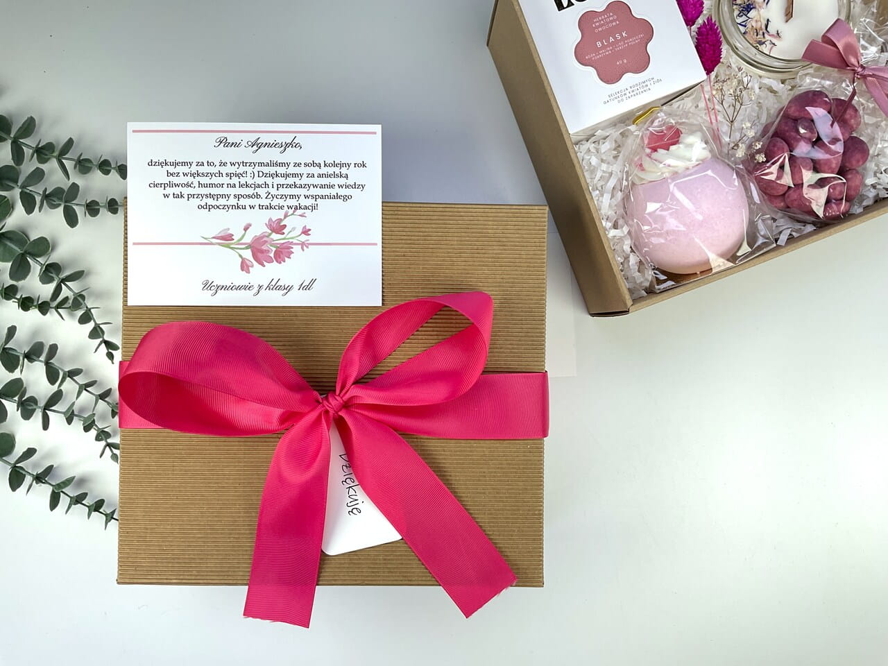 Jak zapakować elegancki prezent dla mamy? Wybierz nasz ryflowany box z fuksjową kokardą, herbatą premium i słodyczami.