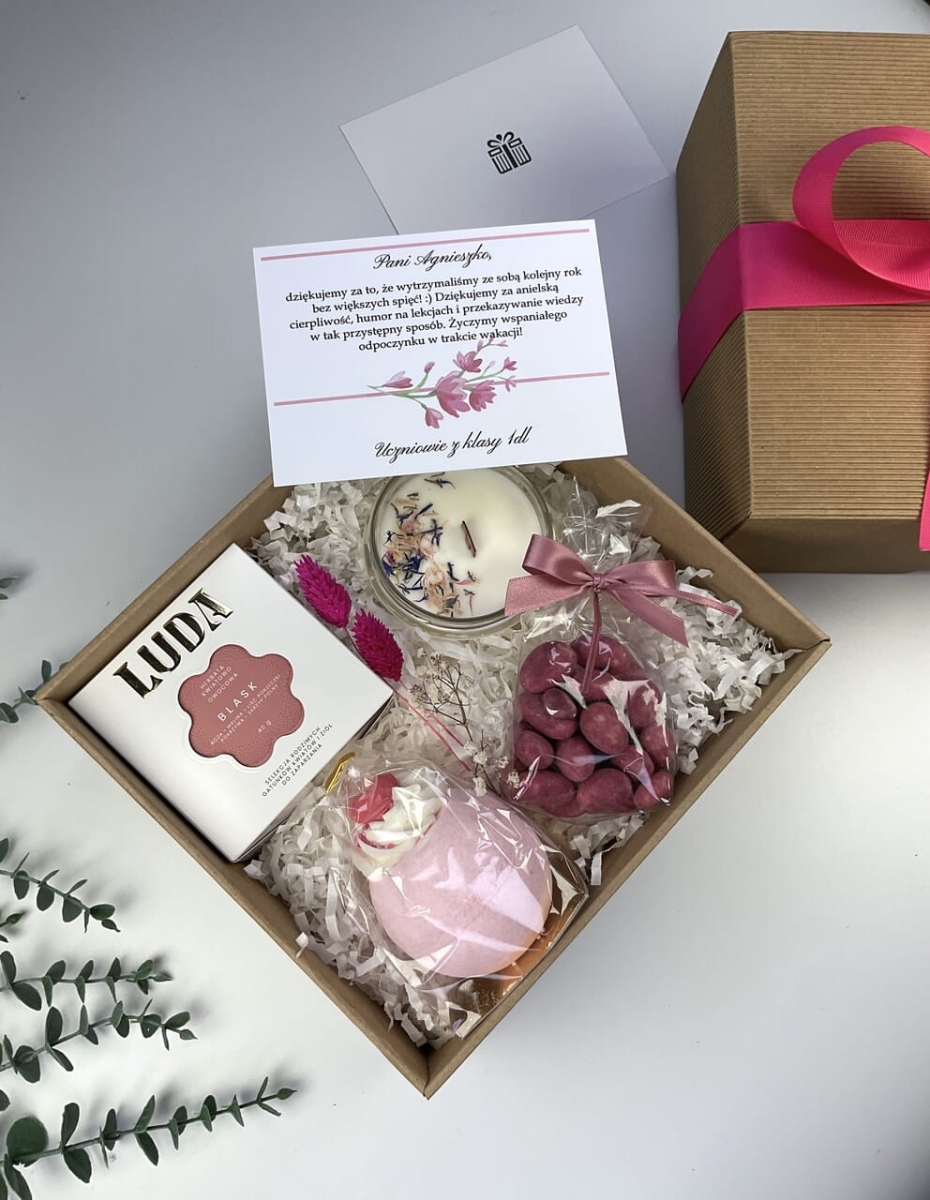 Personalizowana kartka dla nauczycielki z życzeniami od klasy wewnątrz różowego eko boxu prezentowego z fuksjową wstążką.