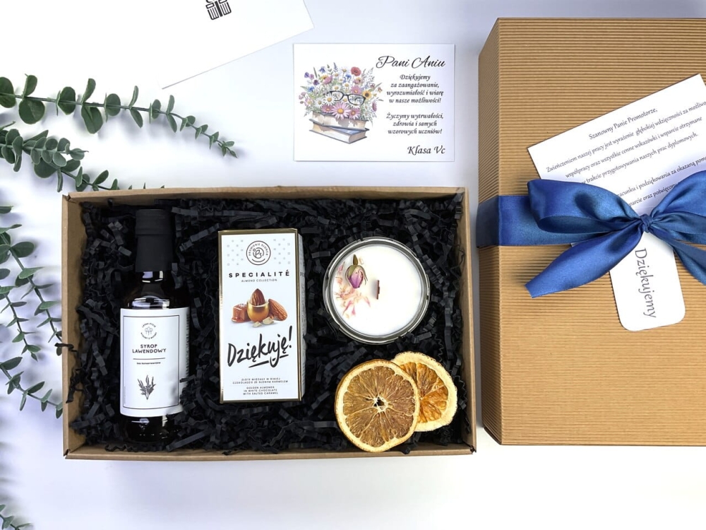 Tradycyjny box prezentowy ryflowany z ciastkami owsianymi, syropem mojito i świecą sojową. Naturalny zestaw upominkowy w pudełku z wstążką.