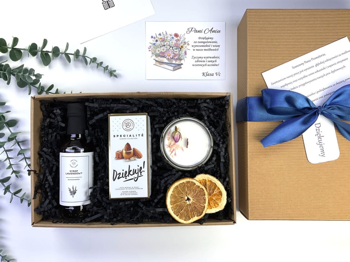Tradycyjny box prezentowy ryflowany z ciastkami owsianymi, syropem mojito i świecą sojową. Naturalny zestaw upominkowy w pudełku z wstążką.