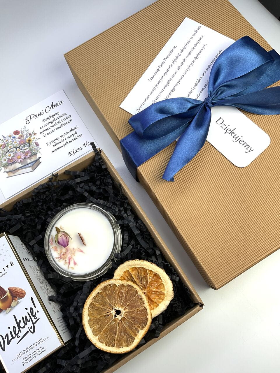 Tradycyjny box prezentowy ryflowany z ciastkami owsianymi, syropem mojito i świecą sojową. Naturalny zestaw upominkowy w pudełku z wstążką.