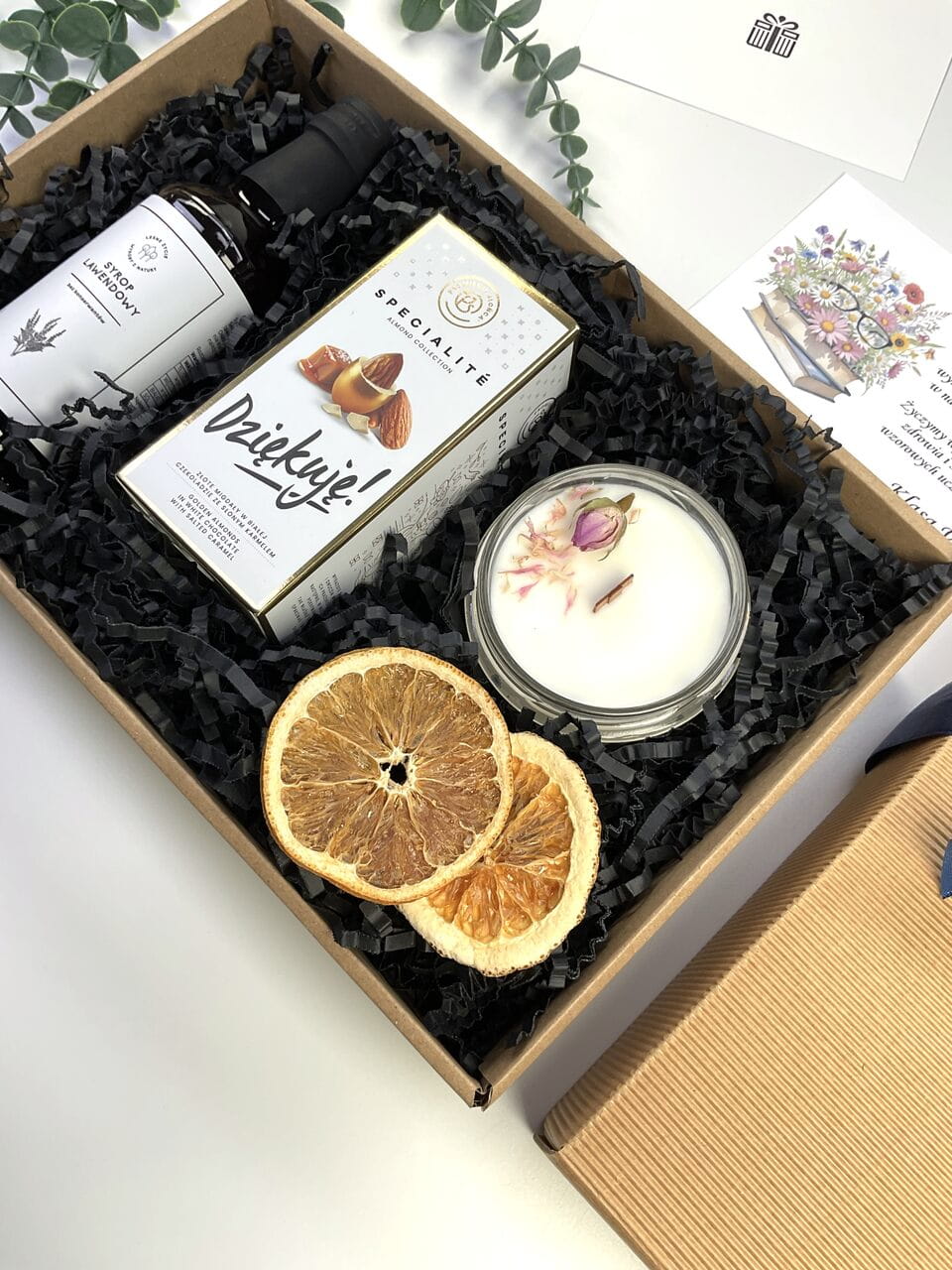 Tradycyjny box prezentowy ryflowany z ciastkami owsianymi, syropem mojito i świecą sojową. Naturalny zestaw upominkowy w pudełku z wstążką.