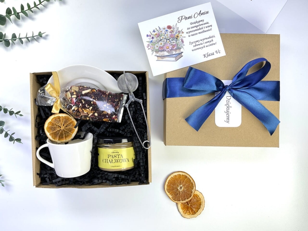 Gotowy prezent dla Pani Nauczycielki! Gustowne pudełko skrywa klasyczną filiżankę ze spodkiem, słoiczek pasty chałwowej i aromatyczną herbatę. Całość dopełnia piękna satynowa kokarda oraz urocza kartka z podziękowaniem.