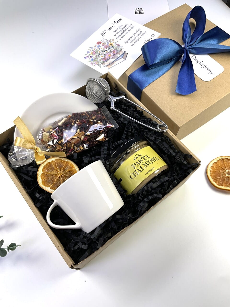 Idealny pomysł na prezent dla nauczycielki. Zestaw premium z porcelanową filiżanką, naturalną pastą chałwową i aromatyczną herbatą. Całość zamknięta w stylowym pudełku z granatową wstążką oraz dedykacją od całej klasy.
