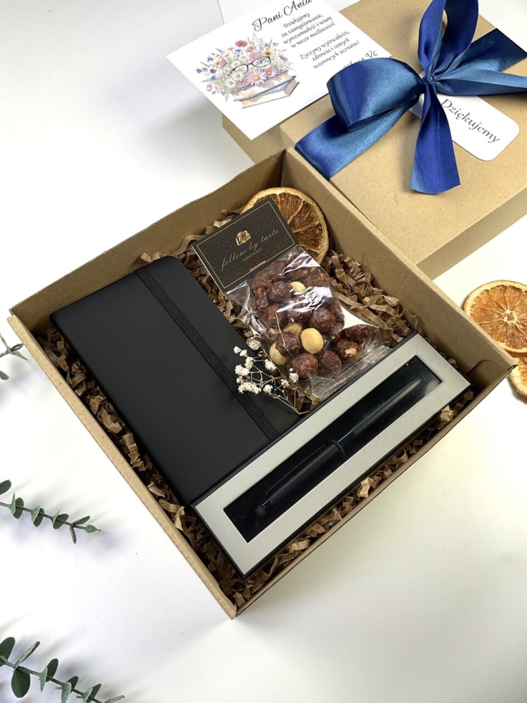 mały prezent box forma podziękowania dla nauczyciela wychowawcy a w środku naturalna krówka miodowa czarny notes notatnik a6 i długopis w pięknym opakowaniu