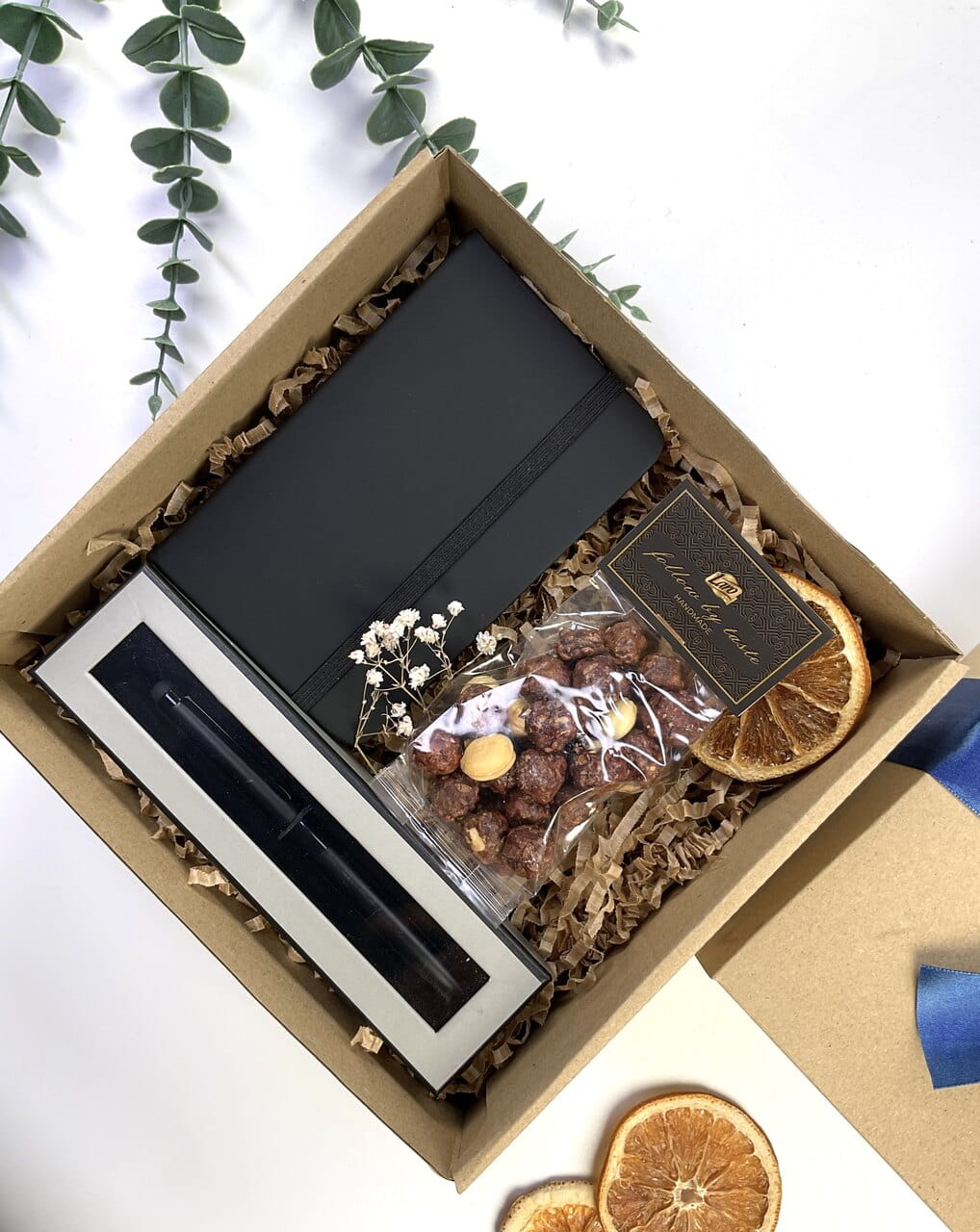 mały prezent box forma podziękowania dla nauczyciela wychowawcy a w środku naturalna krówka miodowa czarny notes notatnik a6 i długopis w pięknym opakowaniu