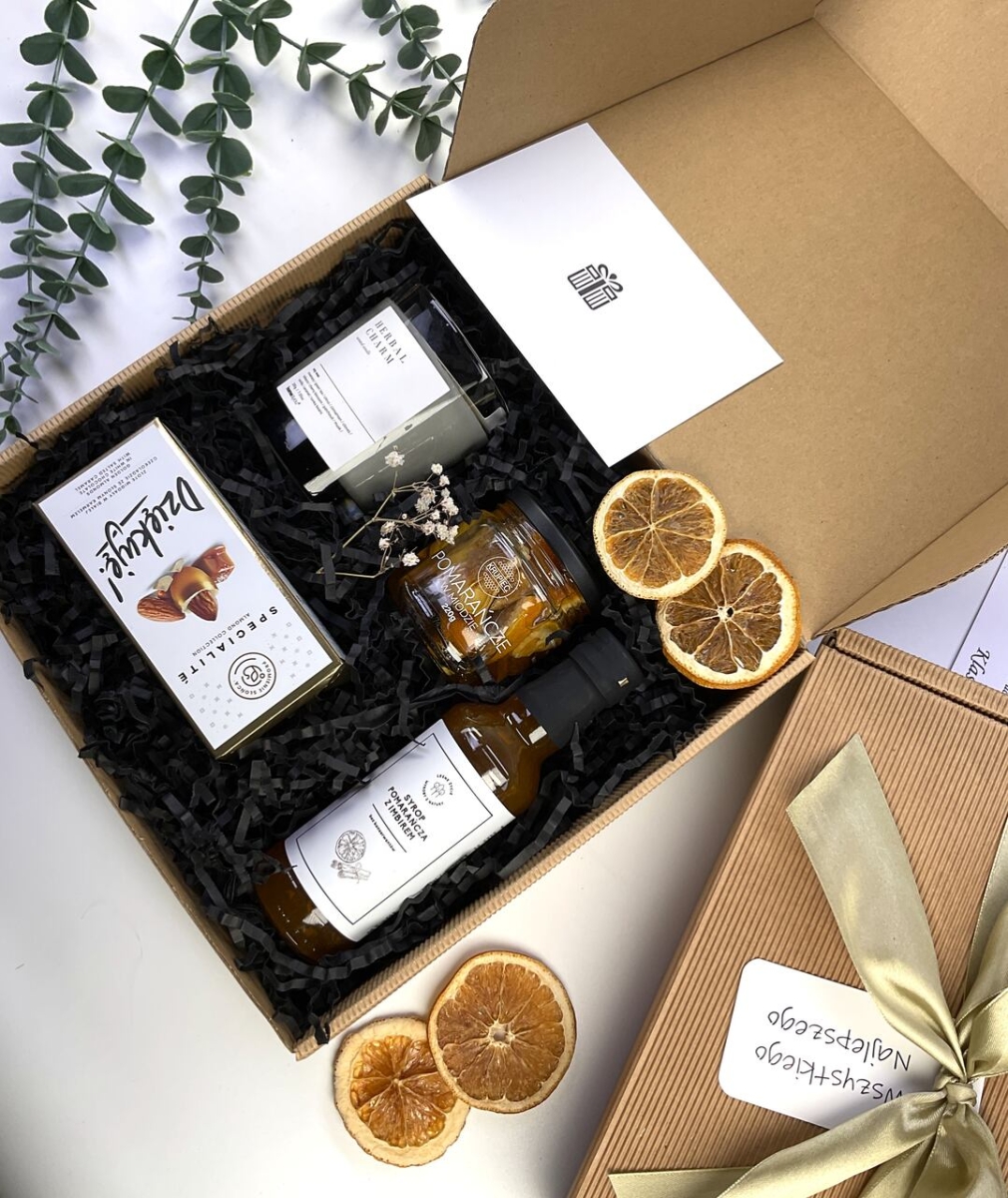 prezent zestaw prezentowy box kosz upominek gotowy do wręczenia zapakowany a w środku syrop orzech laskowy palony krówka miodowa pomarańcze liofilizowane w miodzie świeca z naturalnego wosku sojowego o zapachu ziół