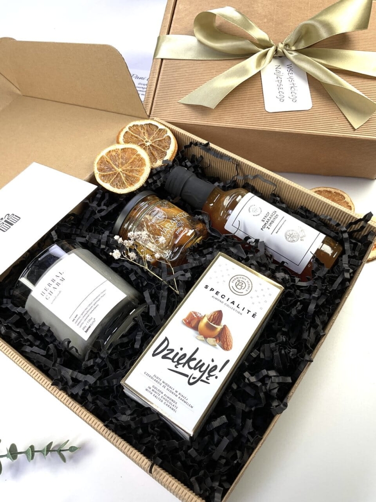 prezent zestaw prezentowy box kosz upominek gotowy do wręczenia zapakowany a w środku syrop orzech laskowy palony krówka miodowa pomarańcze liofilizowane w miodzie świeca z naturalnego wosku sojowego o zapachu ziół