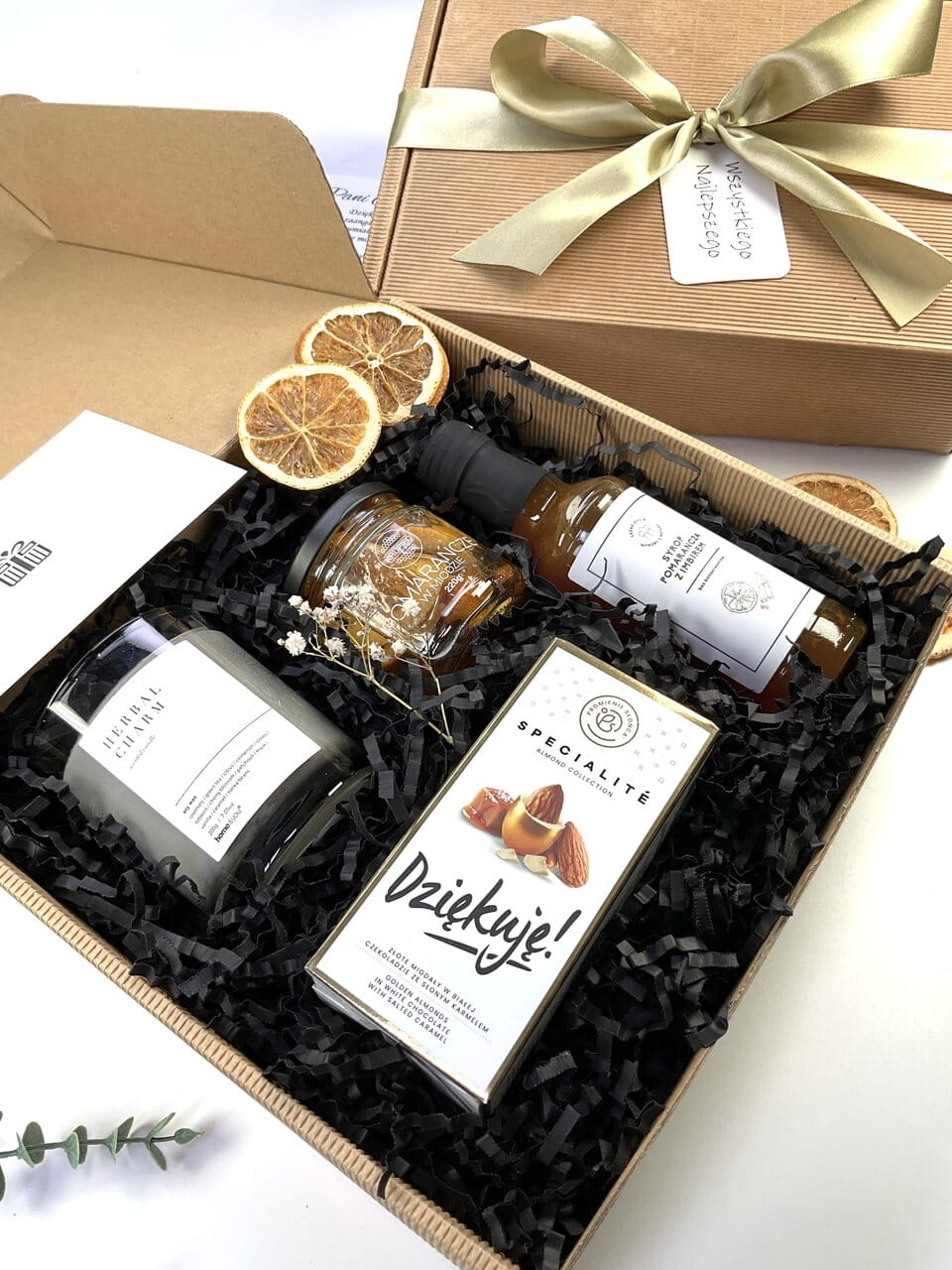 prezent zestaw prezentowy box kosz upominek gotowy do wręczenia zapakowany a w środku syrop orzech laskowy palony krówka miodowa pomarańcze liofilizowane w miodzie świeca z naturalnego wosku sojowego o zapachu ziół
