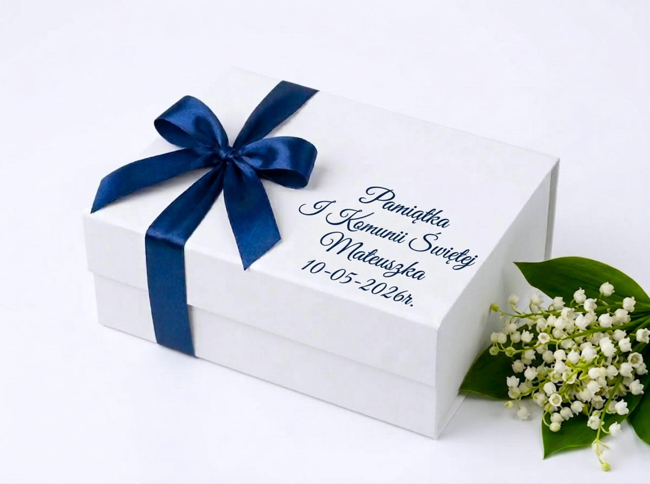 Eleganckie pudełko magnetyczne na Komunię z Twoim napisem. Białe z granatową wstążką i personalizacją wewnątrz. Idealna oprawa na prezent dla Mateusza i nie tylko. Sprawdź!