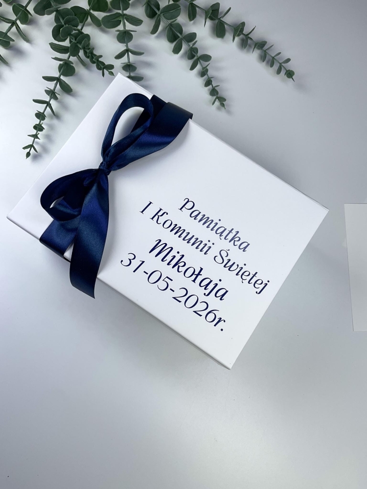 Pudełko na prezent komunijny z pełną personalizacją. Białe, magnetyczne, z elegancką kokardą. Wpisz własne życzenia wewnątrz! Szybka realizacja i efekt premium gwarantowany.