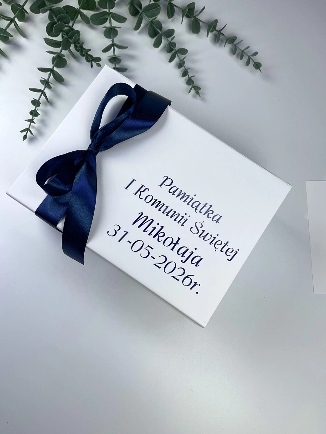 Pudełko na prezent komunijny z pełną personalizacją. Białe, magnetyczne, z elegancką kokardą. Wpisz własne życzenia wewnątrz! Szybka realizacja i efekt premium gwarantowany.