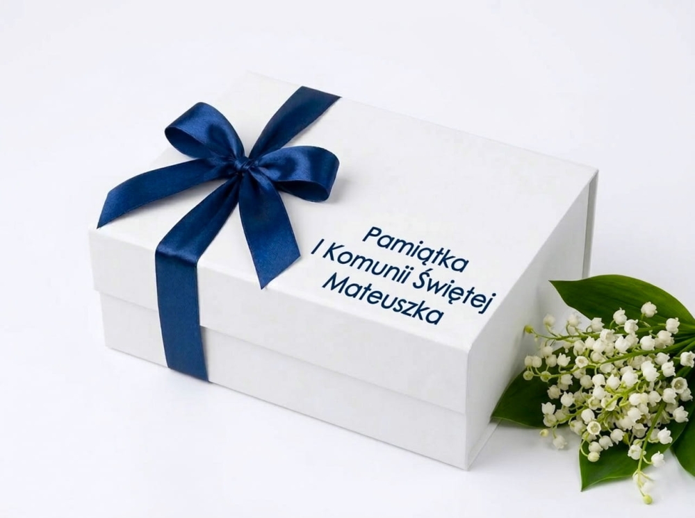 Eleganckie pudełko magnetyczne na Komunię z Twoim napisem. Białe z granatową wstążką i personalizacją wewnątrz. Idealna oprawa na prezent dla Mateusza i nie tylko. Sprawdź!