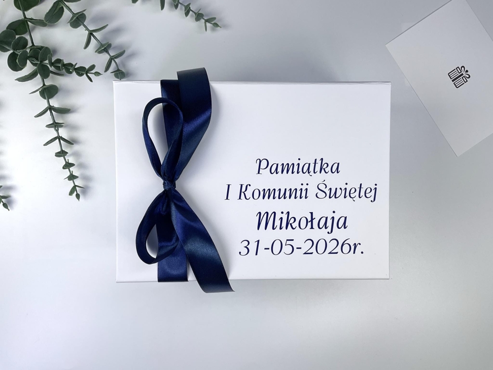 Pudełko na prezent komunijny z pełną personalizacją. Białe, magnetyczne, z elegancką kokardą. Wpisz własne życzenia wewnątrz! Szybka realizacja i efekt premium gwarantowany.