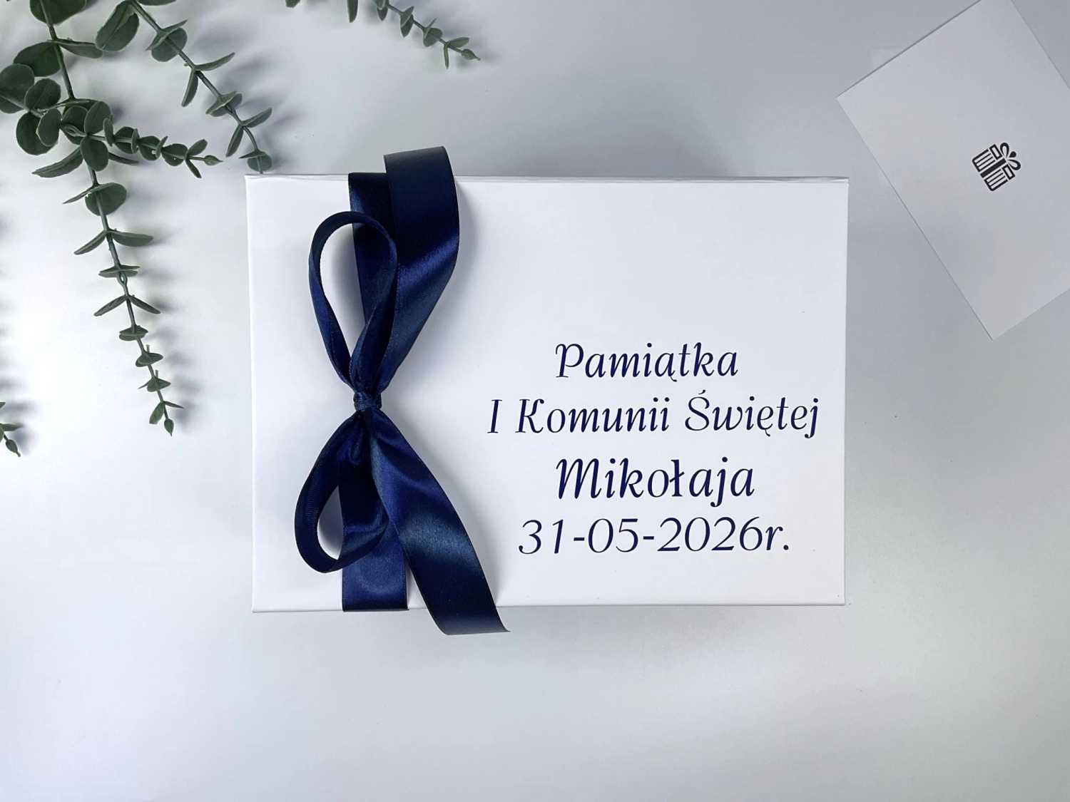 Pudełko na prezent komunijny z pełną personalizacją. Białe, magnetyczne, z elegancką kokardą. Wpisz własne życzenia wewnątrz! Szybka realizacja i efekt premium gwarantowany.