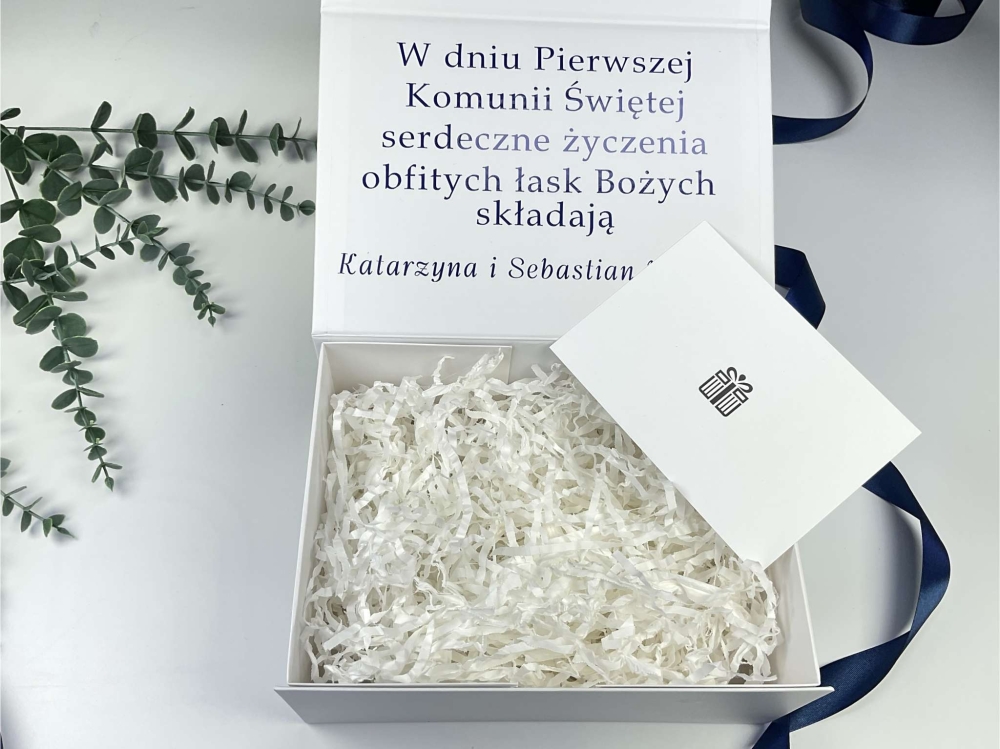 Pudełko na prezent komunijny z pełną personalizacją. Białe, magnetyczne, z elegancką kokardą. Wpisz własne życzenia wewnątrz! Szybka realizacja i efekt premium gwarantowany.