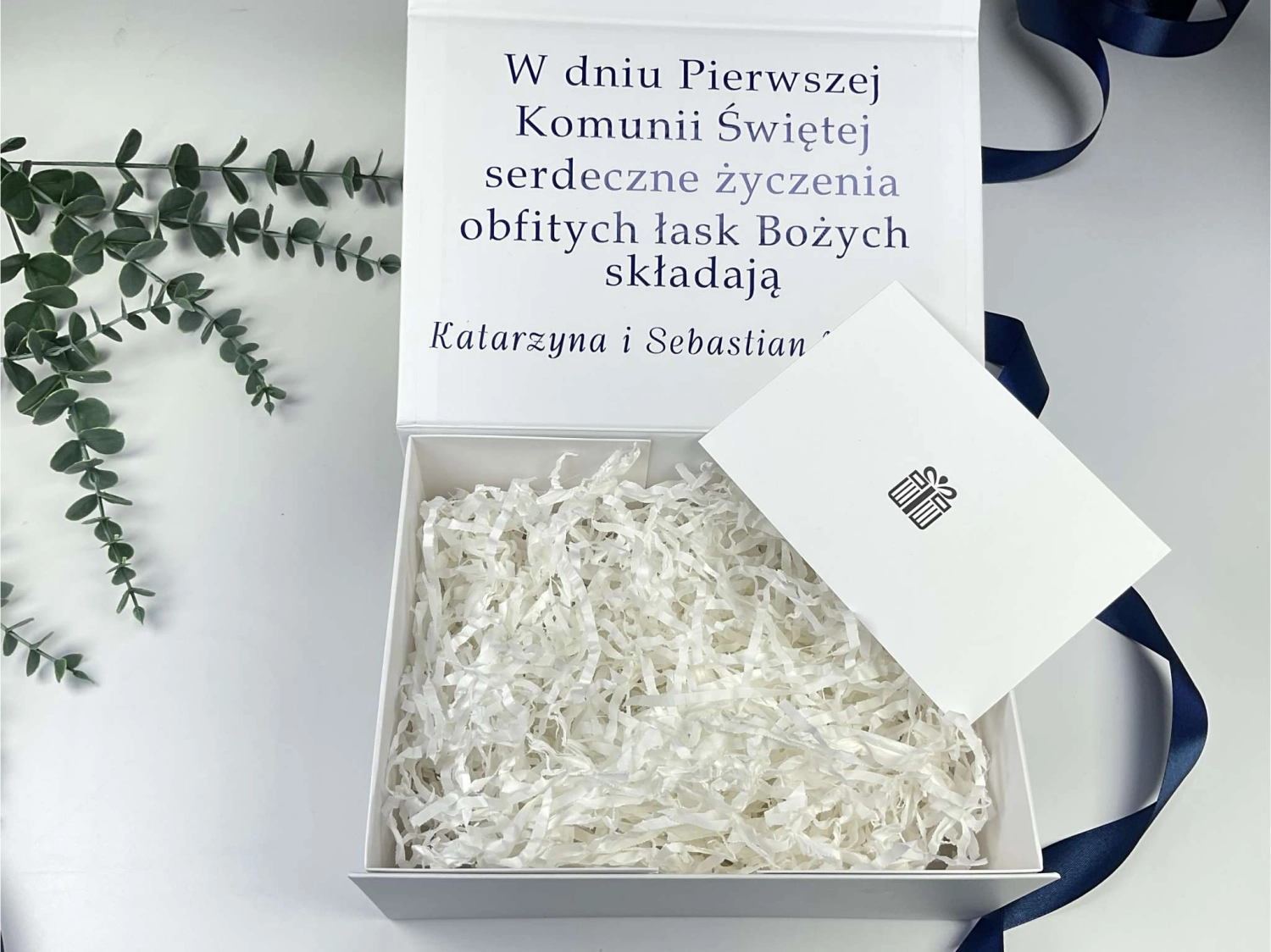 Pudełko na prezent komunijny z pełną personalizacją. Białe, magnetyczne, z elegancką kokardą. Wpisz własne życzenia wewnątrz! Szybka realizacja i efekt premium gwarantowany.