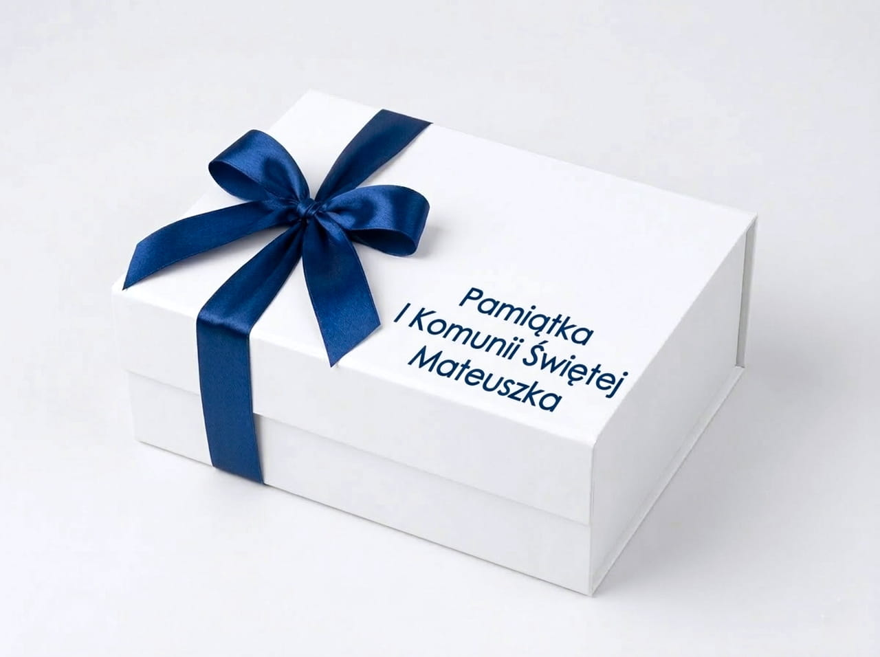 Szukasz wyjątkowego opakowania na I Komunię Świętą? Wybierz personalizowane pudełko magnetyczne z dowolną dedykacją. W środku ozdobne wiórki. Stwórz pamiątkę na lata już teraz!