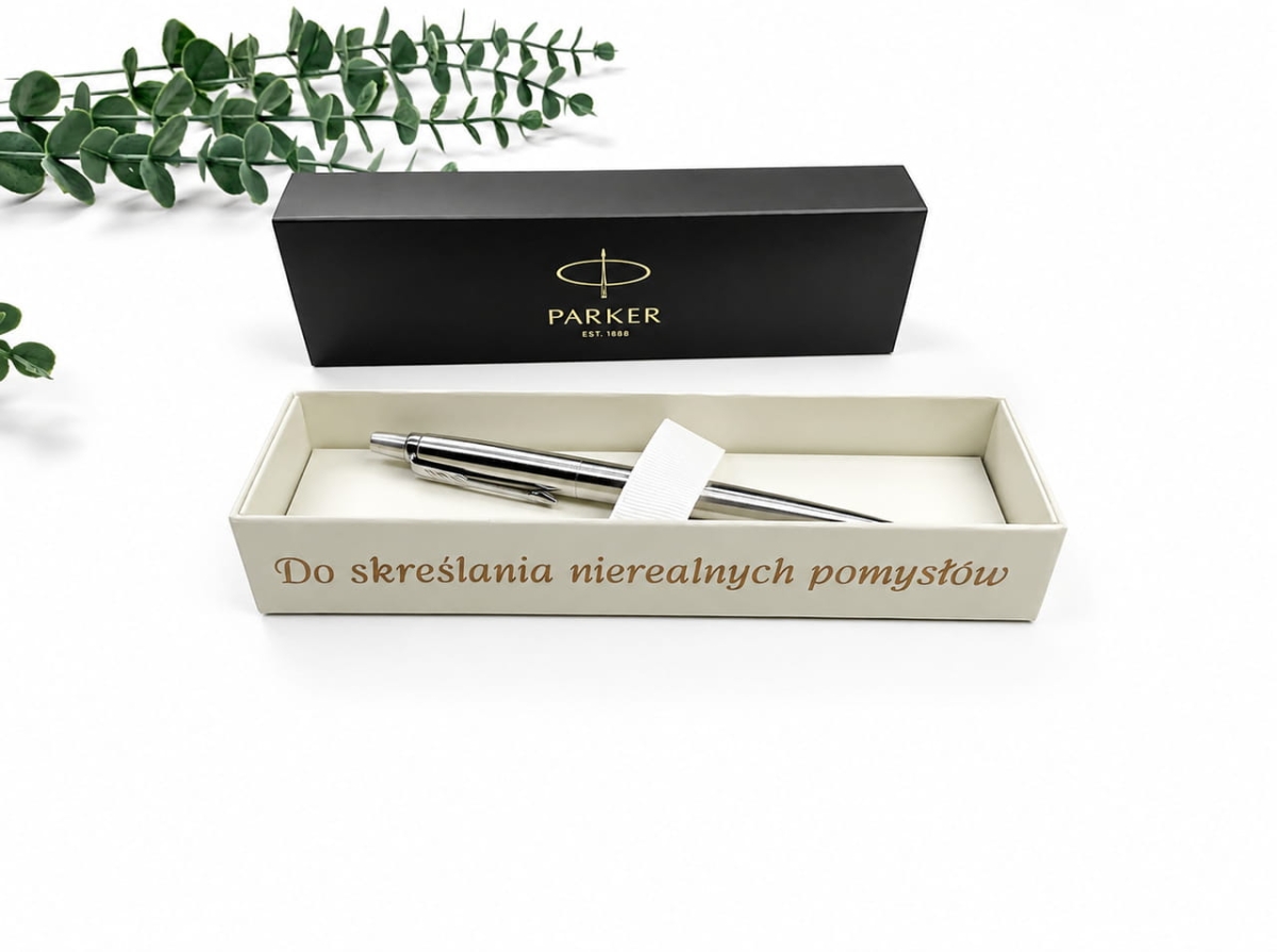 Elegancki długopis Parker w oryginalnym pudełku z personalizowanym napisem wykonanym z folii ploterowej. Wyjątkowy prezent na urodziny, jubileusz, awans, zakończenie szkoły lub podziękowanie.