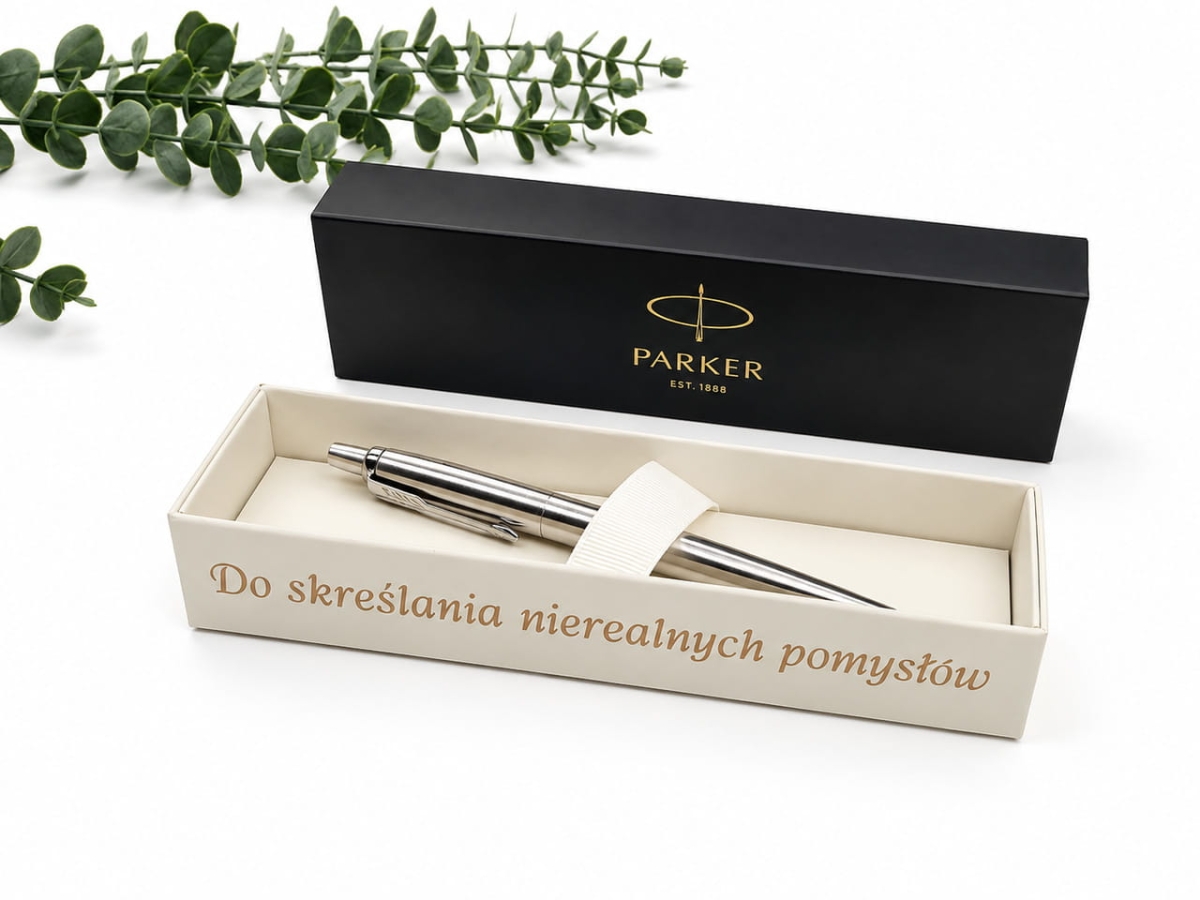 Personalizowany długopis Parker z możliwością wykonania dowolnego napisu na pudełku. Kolor folii do wyboru. Elegancki i praktyczny prezent dla kobiety, mężczyzny oraz nauczyciela.