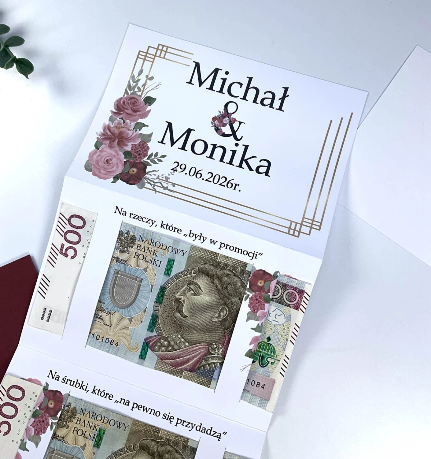Ekskluzywna kartka na pieniądze dla Pary Młodej. Personalizowany prezent ślubny z harmonijką na banknoty, papier satynowy 300 g i elegancka bordowa koperta.