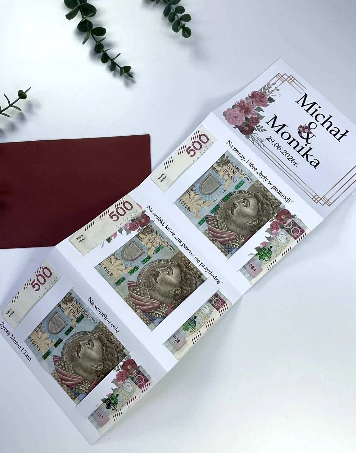 Personalizowana kartka ślubna na pieniądze wykonana z papieru satynowego 300 g. Piękna harmonijka z miejscem na banknoty oraz bordową kopertą.
