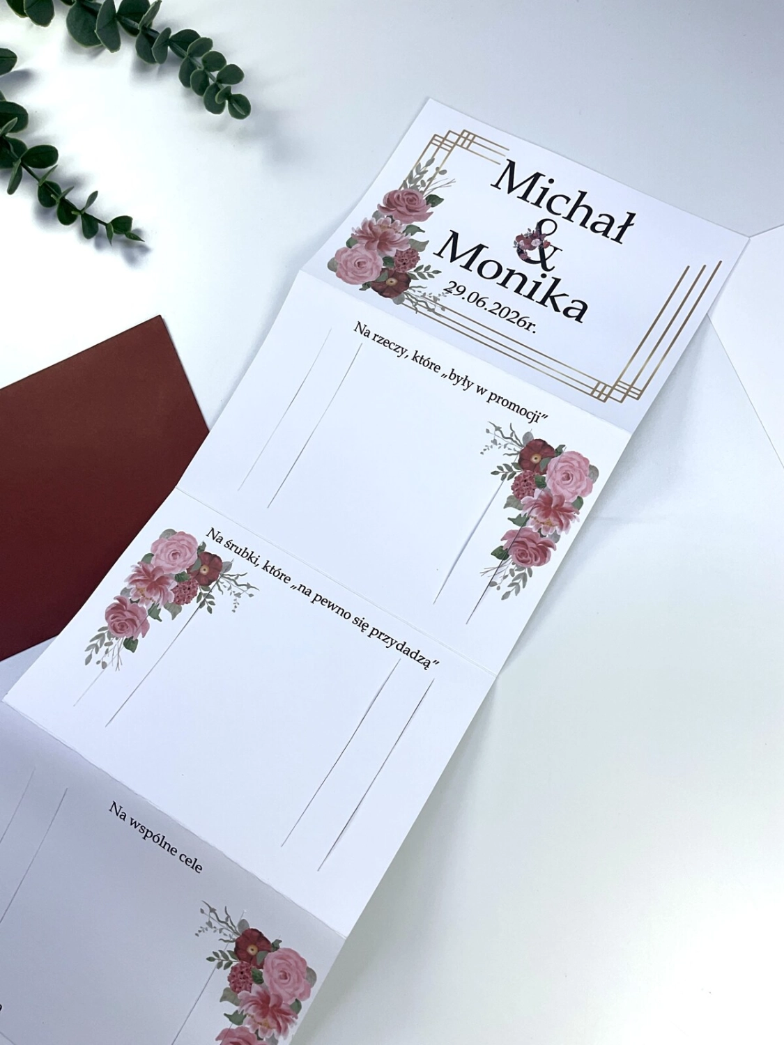 Kartka z pieniędzmi na ślub w formie harmonijki. Elegancka oprawa prezentu ślubnego z personalizacją, papier satynowy 300 g i bordowa koperta.