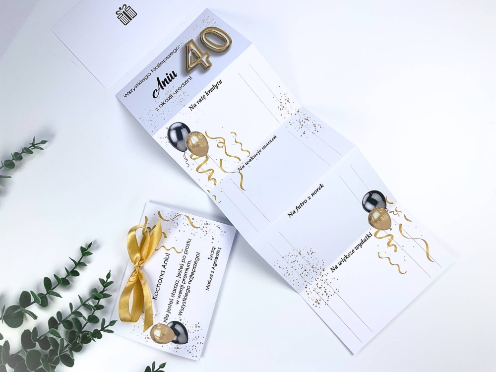 Kartka harmonijka na 40 urodziny z zabawnymi napisami nad banknotami. Personalizacja imienia, dedykacji oraz życzeń.
