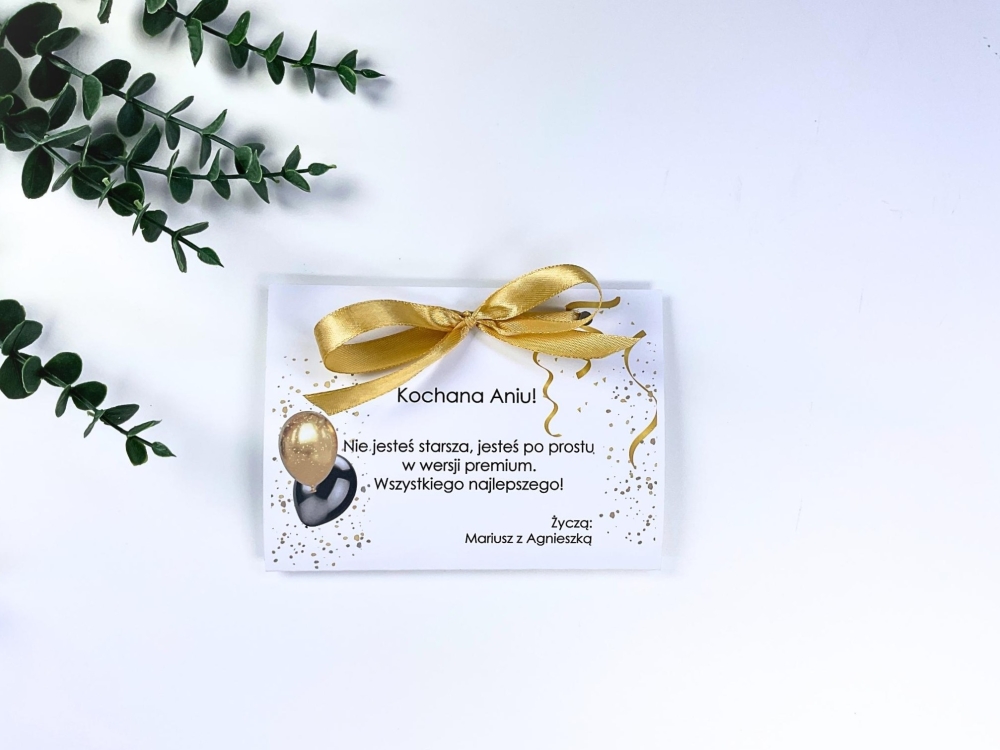 Wyjątkowa kartka na czterdzieste urodziny z miejscem na banknoty 10, 20 i 50 zł. Elegancka obwoluta z kokardką zamiast koperty.