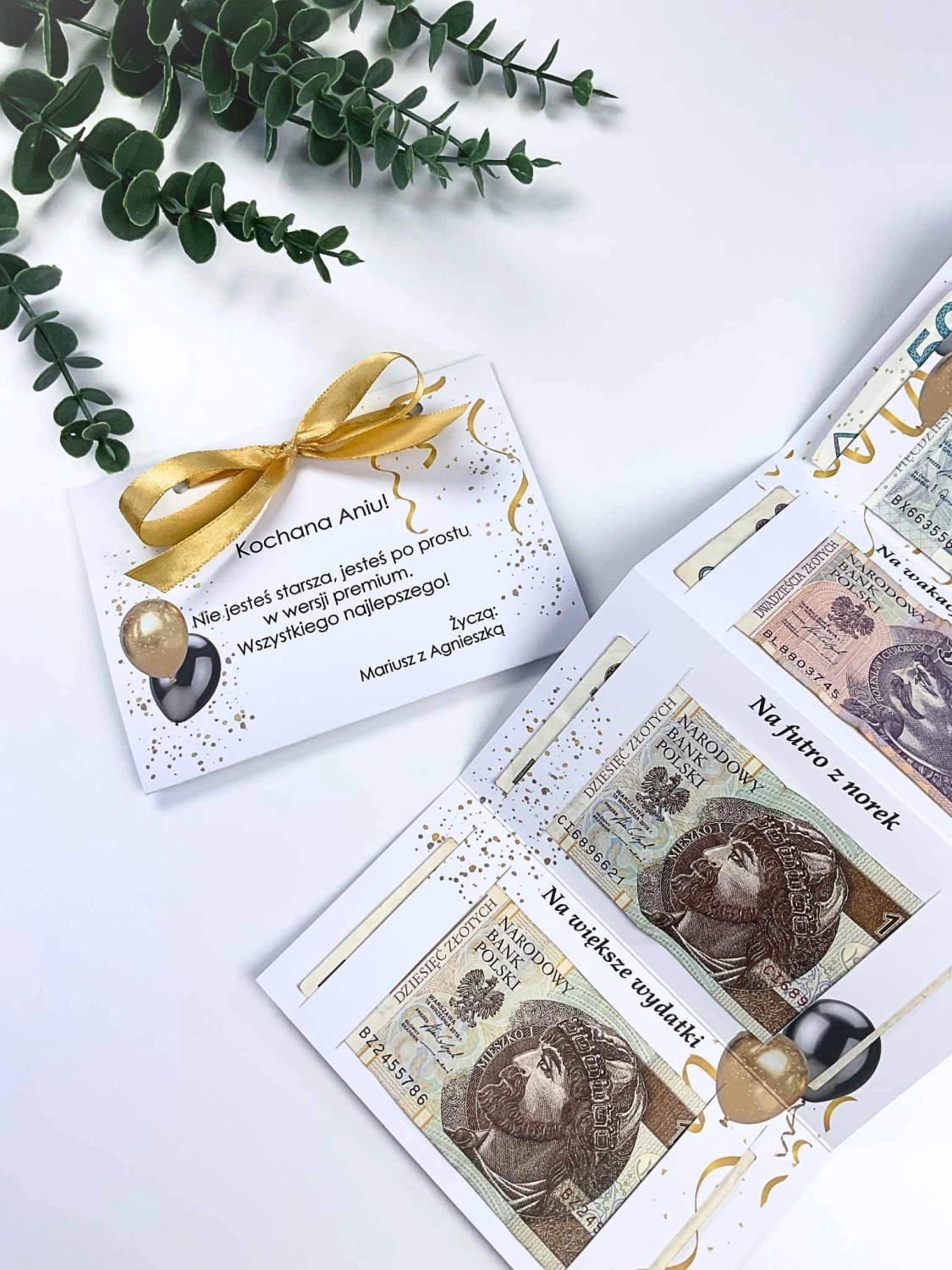 Personalizowana kartka na 40 urodziny na pieniądze. Humorystyczny prezent z miejscem na banknoty oraz elegancką obwolutą z kokardką.