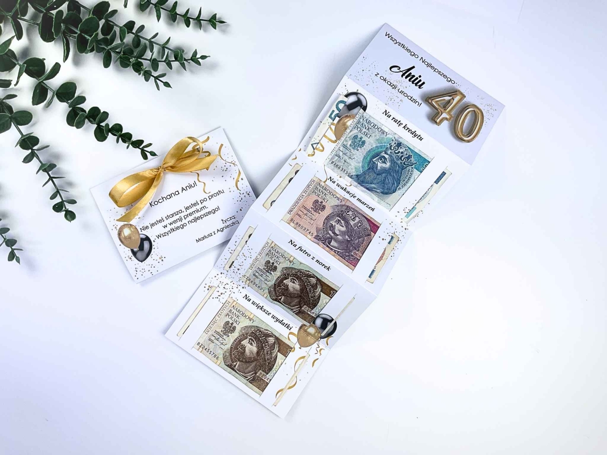 Zabawna kartka harmonijka na 40 urodziny z personalizacją i miejscem na banknoty 10, 20 i 50 zł. Oryginalny prezent z obwolutą i satynową kokardką.