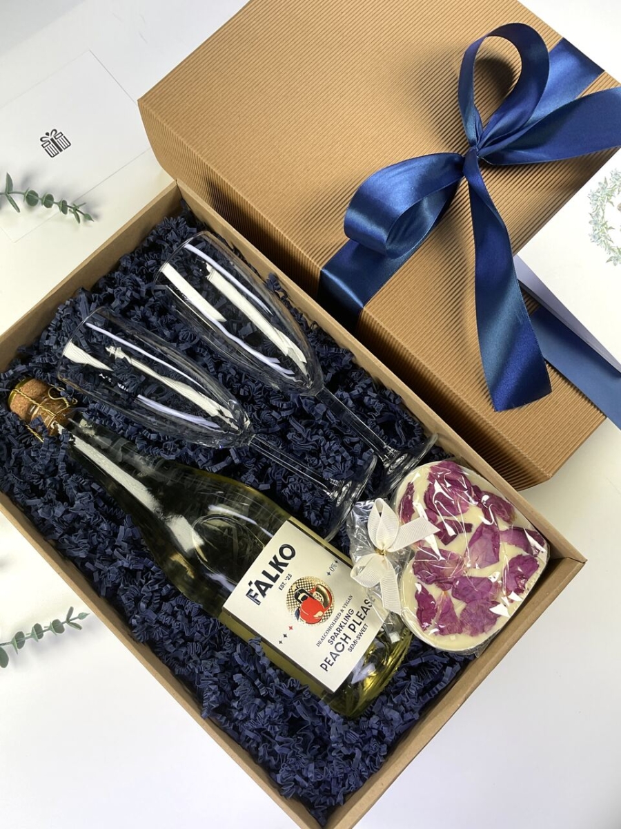 Luksusowy prezent ślubny z personalizacją. Box zawiera bezalkoholowy szampan, kieliszki, słodkości oraz kartkę harmonijkę do efektownego wręczenia pieniędzy.