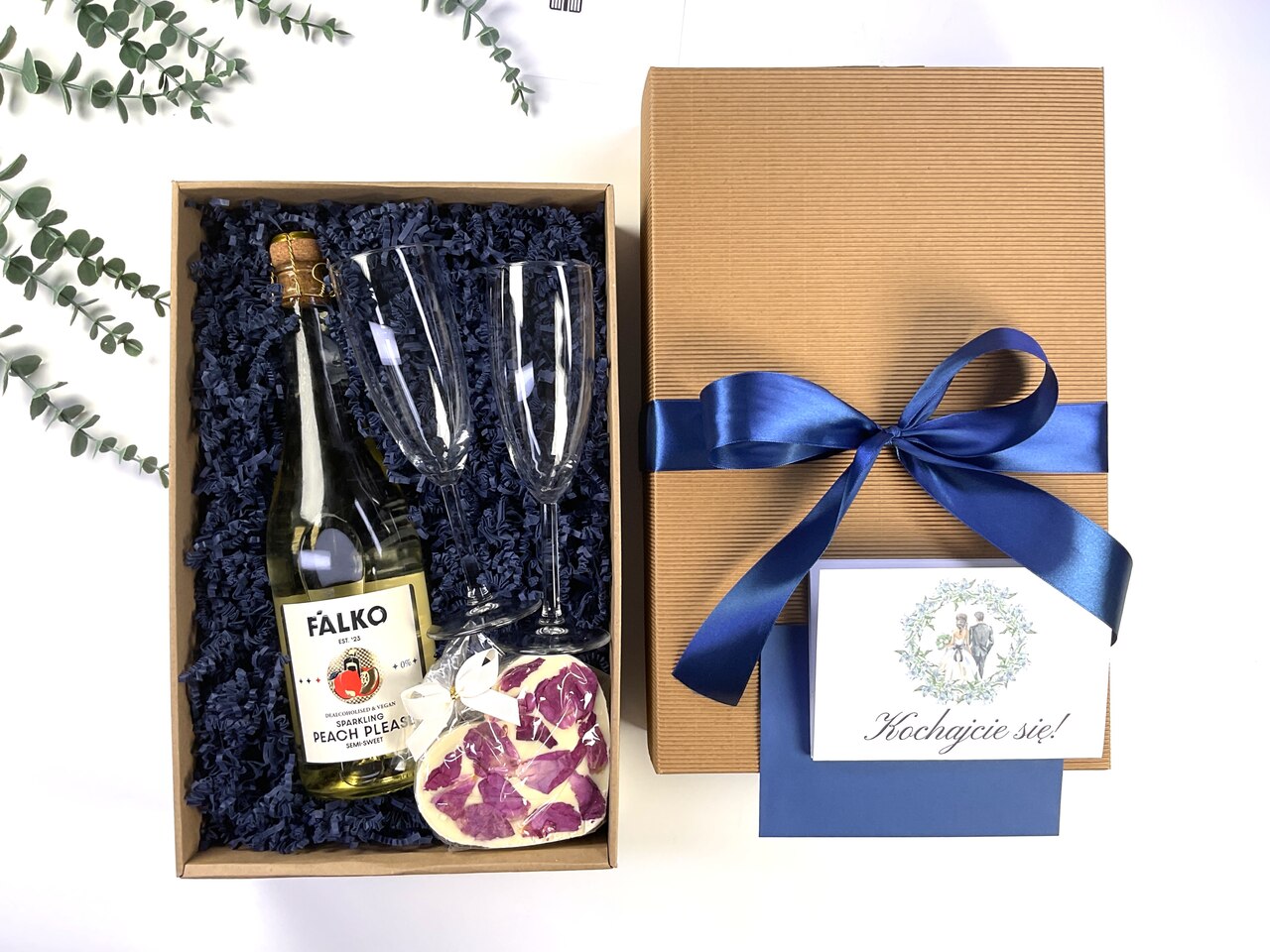 Pomysł na prezent ślubny, który zachwyca wyglądem. Personalizowany box z winem bezalkoholowym, kieliszkami i elegancką kartką na pieniądze.