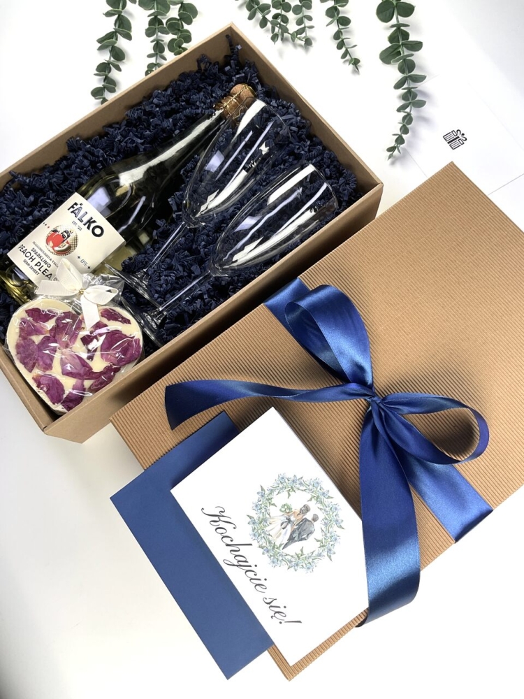 Wyjątkowy prezent na rocznicę ślubu lub wesele. Elegancki zestaw prezentowy z bezalkoholowym winem, kieliszkami oraz personalizowaną kartką harmonijką.