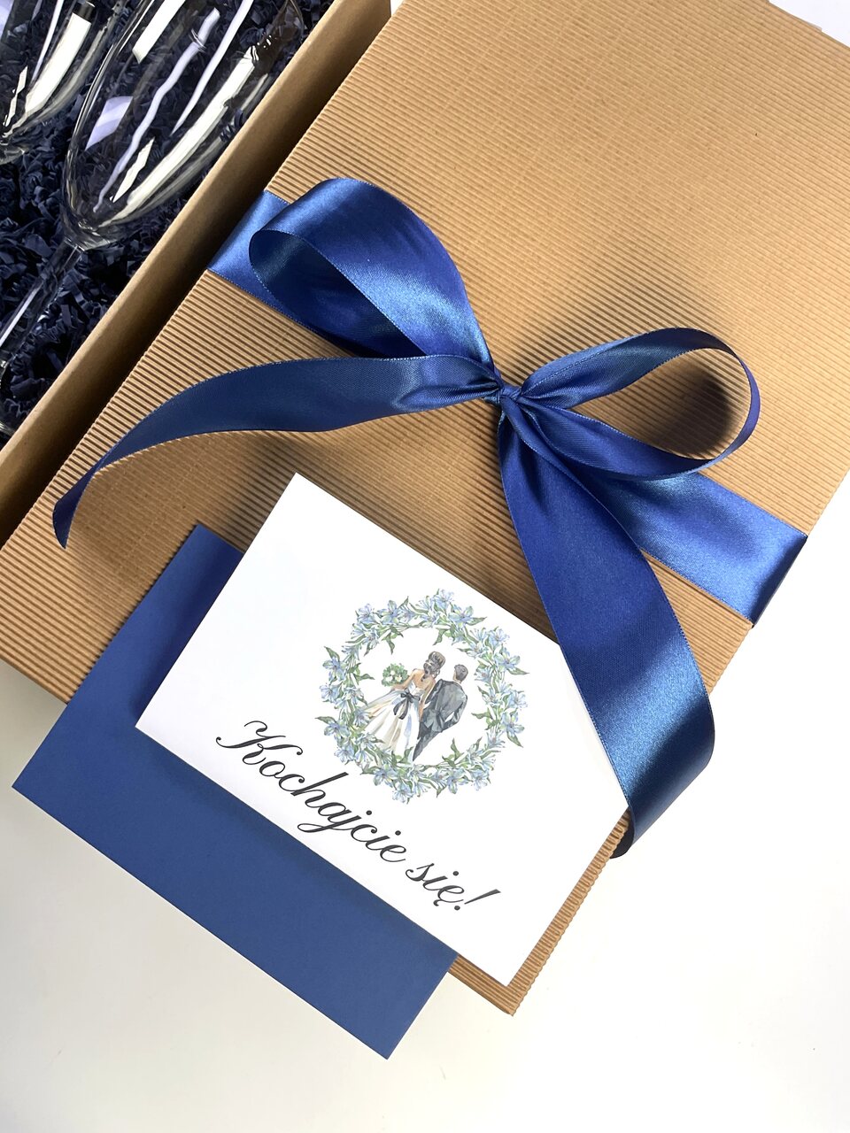 Personalizowany box prezentowy na ślub z możliwością dodania własnego podpisu. Piękne pudełko z winem 0%, kieliszkami i słodkim upominkiem.