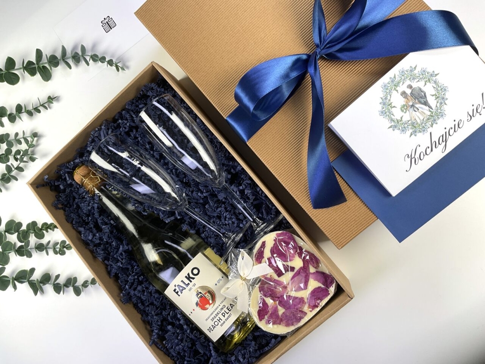 Stylowy prezent dla nowożeńców. Box z bezalkoholowym winem musującym, dwoma kieliszkami, czekoladą i personalizowaną kartką na banknoty.