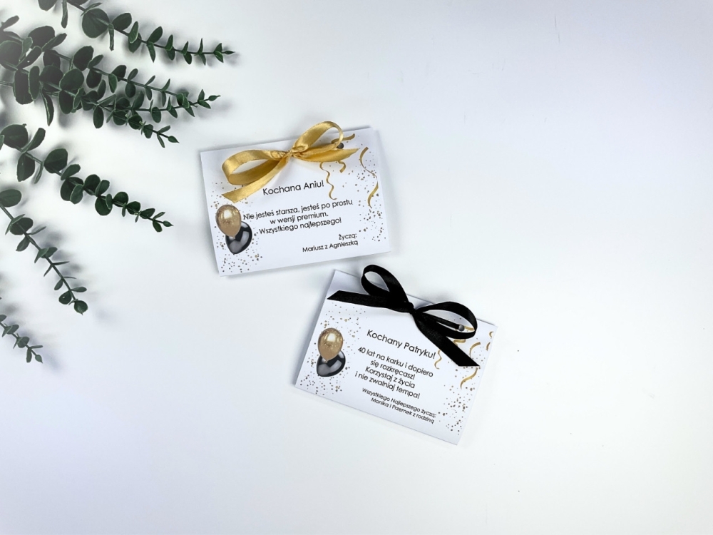 Śmieszna kartka urodzinowa na pieniądze z personalizacją. Papier satynowy 300 g, obwoluta z kokardką i zabawne teksty.