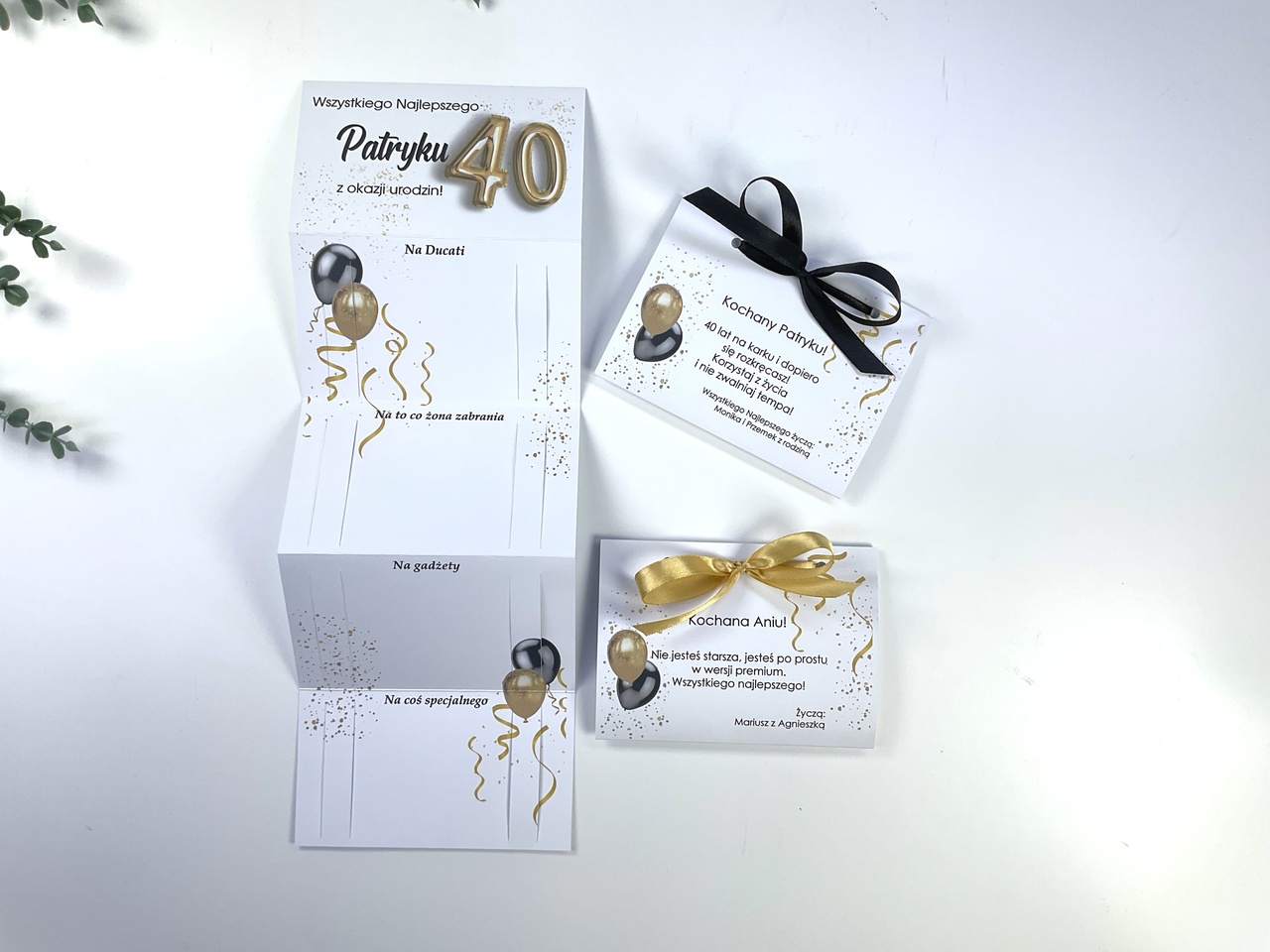 Personalizowana kartka harmonijka na urodziny dla niego z miejscem na banknoty 10, 20 i 50 zł. Oryginalny prezent z elegancką obwolutą i satynową kokardką.