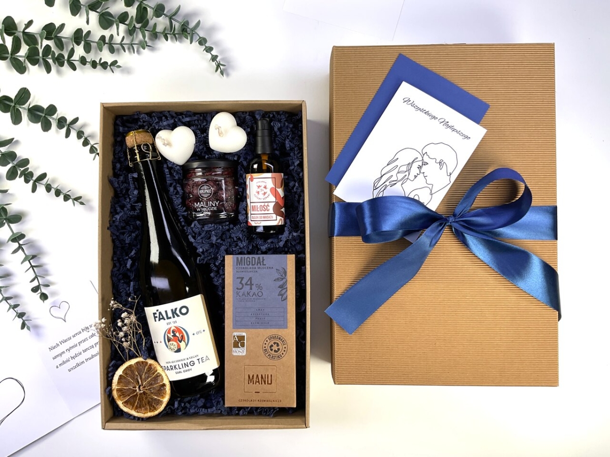 Elegancki box prezentowy na ślub z bezalkoholowym winem musującym, czekoladą rzemieślniczą, konfiturą malinową, olejkiem do masażu, świecami i personalizowaną kartką.